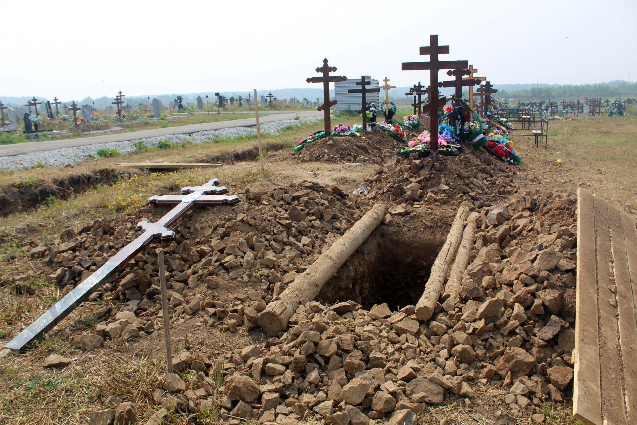 фото кладбища и могил с людьми
