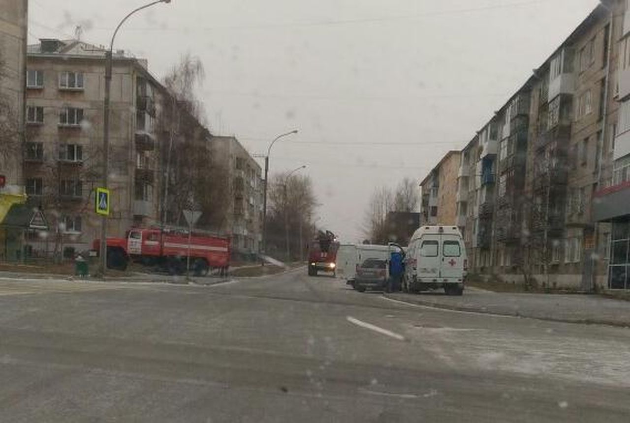 Две пожарные машины приехали на пожар. Оказалась, горела курица в духовке