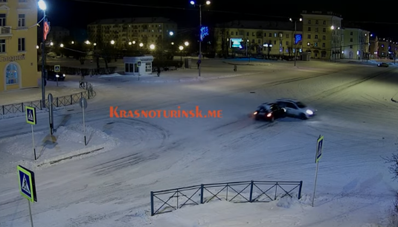 В Краснотурьинске на площади вновь авария. Пострадала женщина