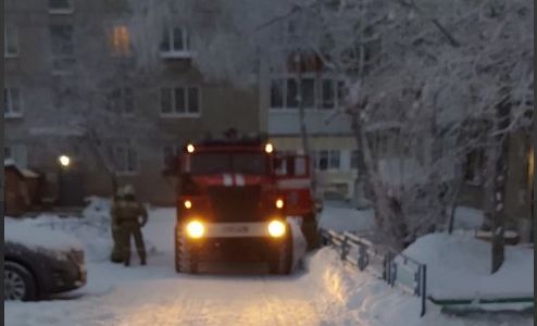 «Меня газом травят». К дому по улице Попова приехали огнеборцы с кувалдами