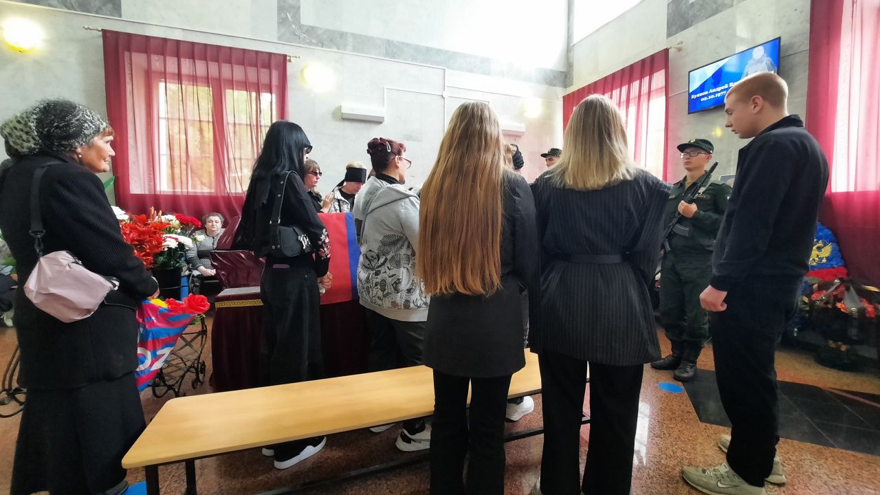 Похоронили Андрея Буякова, погибшего на СВО. У него был подписан рапорт на отпуск