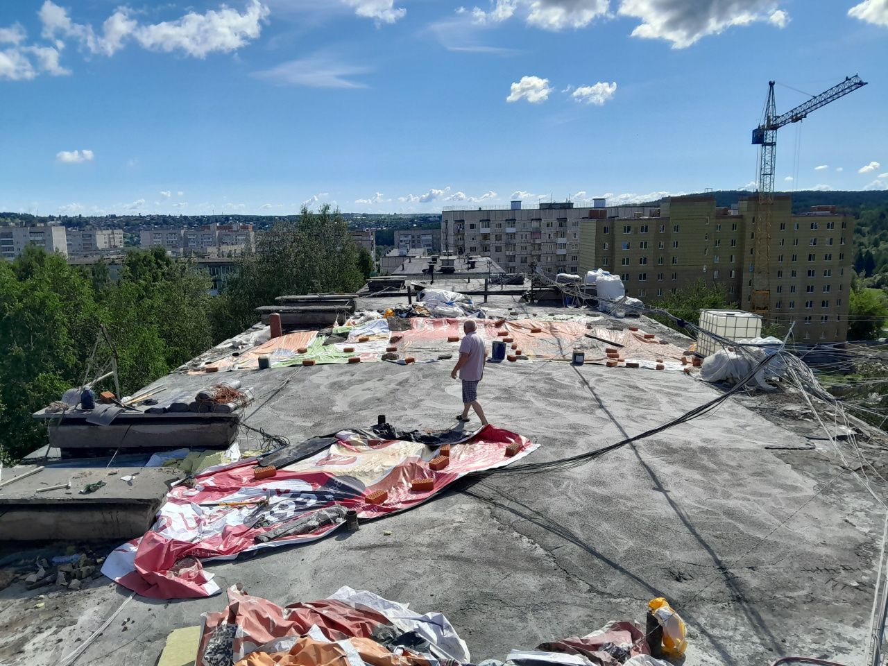 Жителей пятиэтажки месяц топит в дожди из-за ремонта кровли