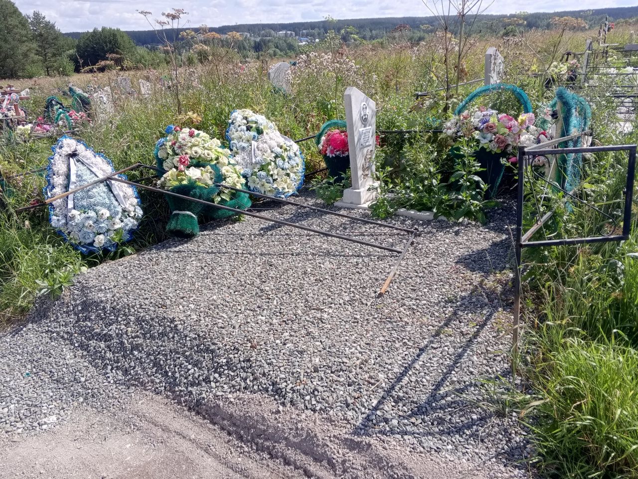 «Глаза на лоб полезли»: горожанка нашла вывернутой оградку на могиле мужа