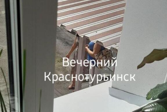 Горожане застукали курящих в неположенном месте «сотрудниц мэрии»
