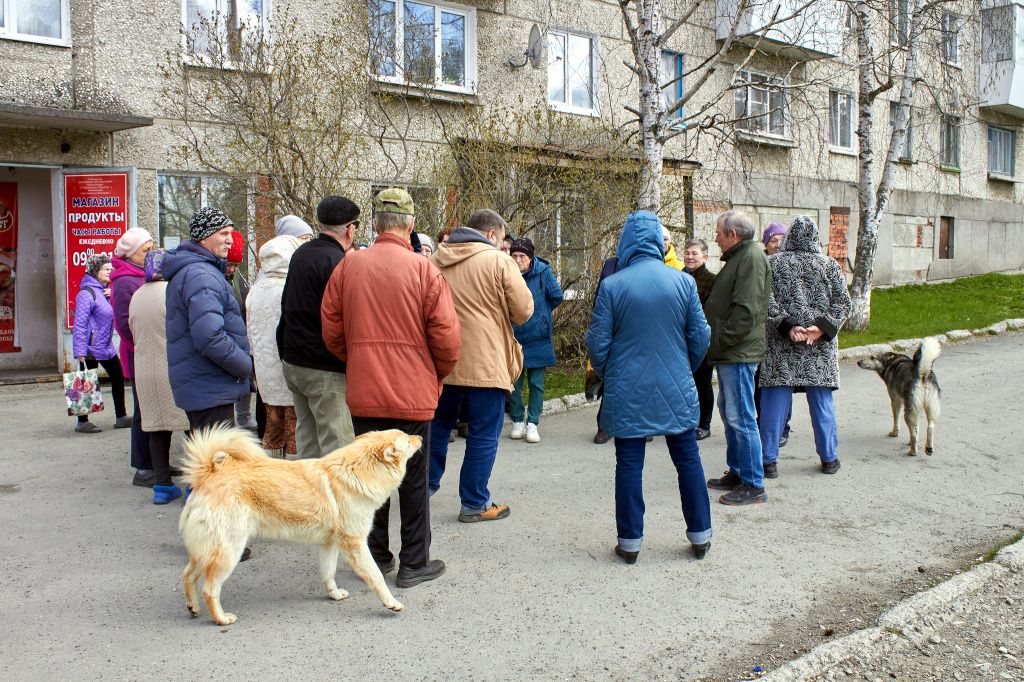 Рассказать журналистам независимой городской газеты о проблемах Загородного пришло несколько десятков человек. Фото: Вадим Аминов, "Вечерний Краснотурьинск"