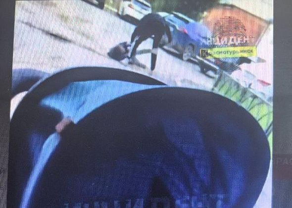 В Краснотурьинске на глазах у ребенка избили женщину: «Не смотри туда, ты че?»