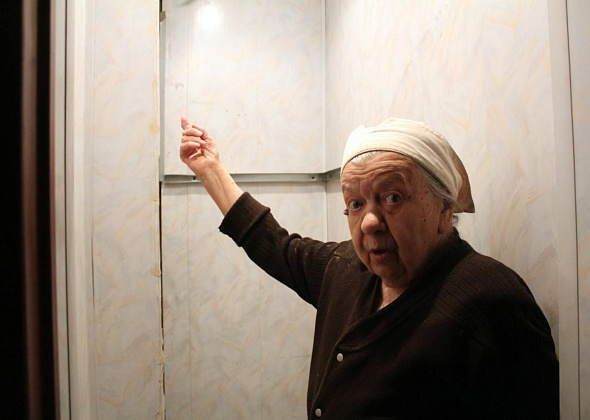 «Это же ужас полный!». Во время капремонта 89-летней пенсионерке разломали санузел