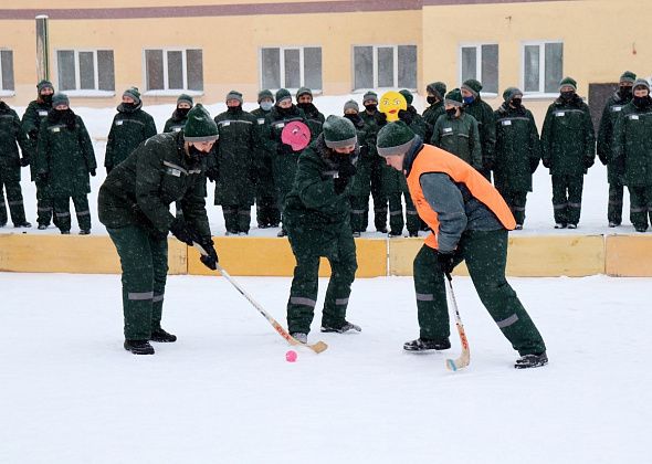 В ИК-16 осужденные женщины сыграли в хоккей на валенках