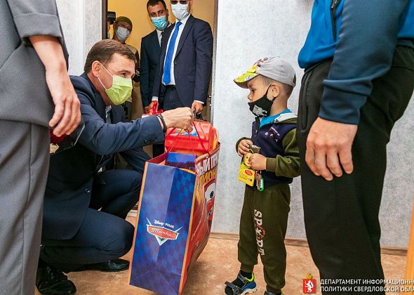 Евгений Куйвашев в Нижней Туре вручил ключи от квартир жильцам первого в регионе дома для арендаторов