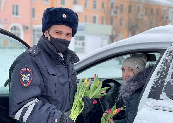 Сотрудники ГИБДД поздравили водительниц тюльпанами 