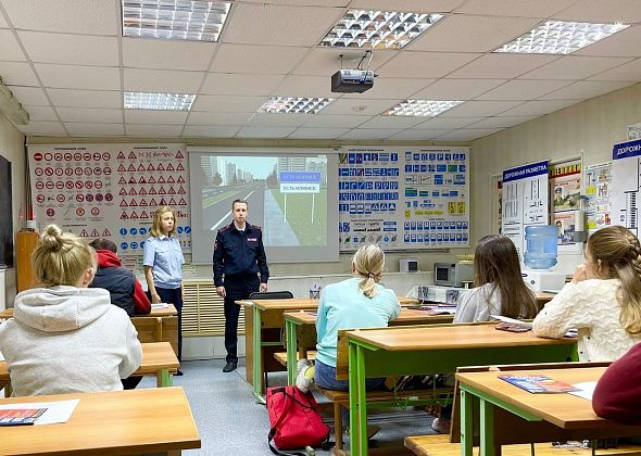 Сотрудники ГИБДД обучили начинающих водителей в автошколе