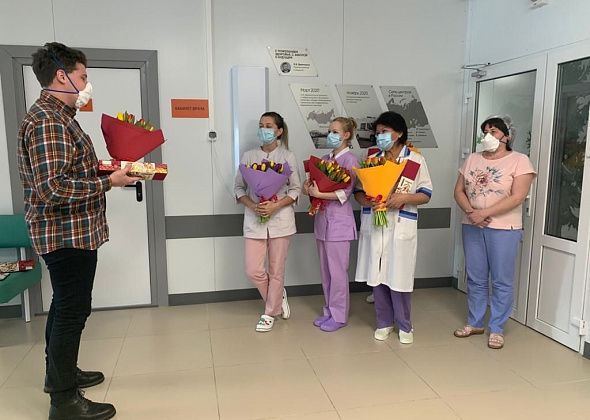 Олег Дерипаска подарил цветы и конфеты  женщинам, работающим в «красной» зоне ковид-центра