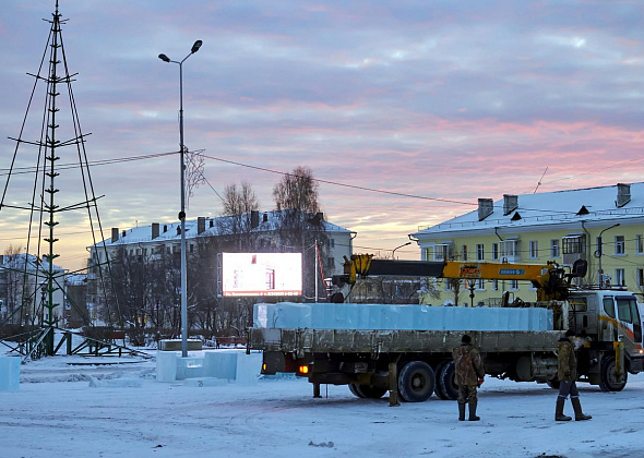 На площади началась установка новогоднего городка