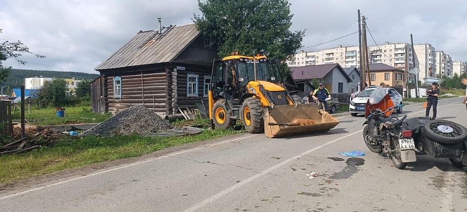 Пенсионеры на мотоцикле попали в ДТП с экскаватором в Краснотурьинске