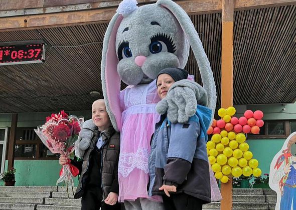 В первой школе прошла торжественная линейка. За парту сели 40 первоклашек