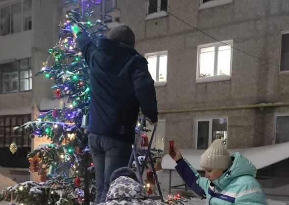 Жители дома №71 на улице Попова сделали свой новогодний «городок»