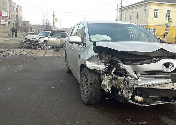 На оживленном перекрестке улицы Октябрьской произошла серьезная авария