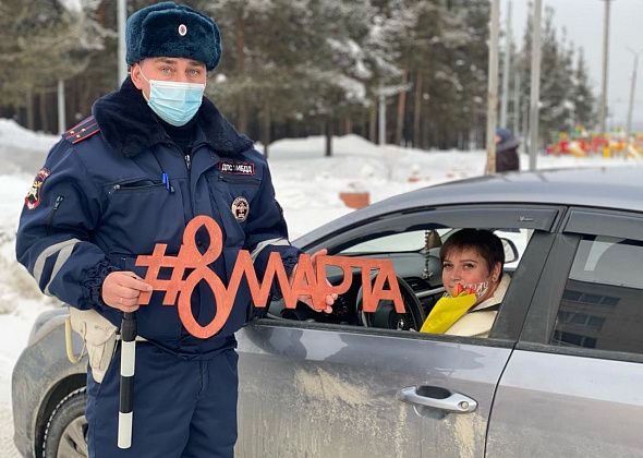 Цветы дарили даже пассажиркам. Сотрудники ГИБДД провели акцию к 8 Марта