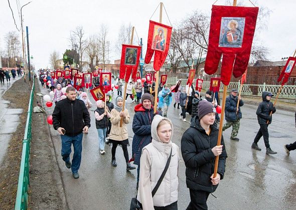 Юные краснотурьинцы прошли крестным ходом