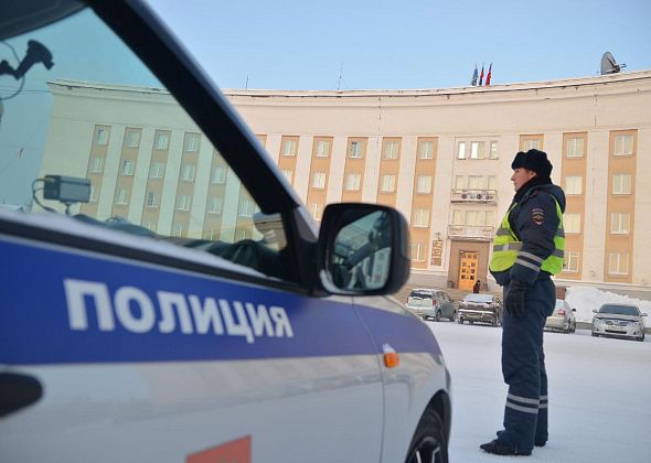 В ГИБДД объяснили, почему у полукруга возле администрации дежурят экипажи