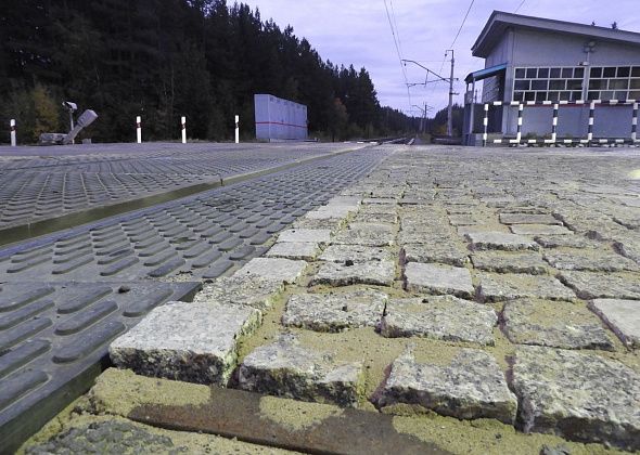 Железнодорожный переезд в Заречном районе вымостили гранитом