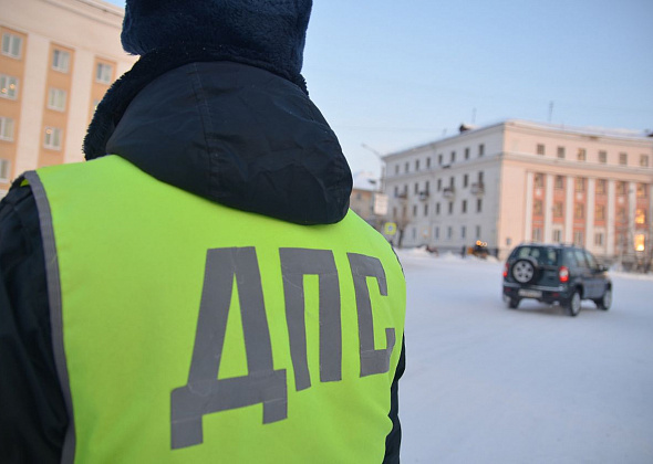 Полиция не обнаружила нарушения в действиях инспекторов ГИБДД, когда те остановились под запрещающим знаком