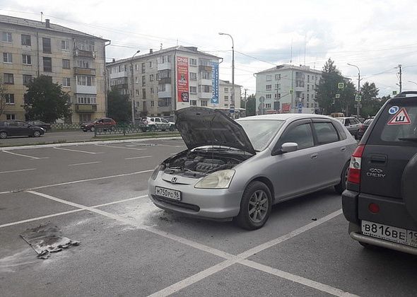 Неравнодушные водители потушили пламя в иномарке на парковке ТК «Столичный»