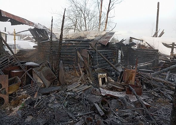 Семейная пара спаслась от огня через окно. Погорельцам нужна помощь: "Все имущество жильцов сгорело"