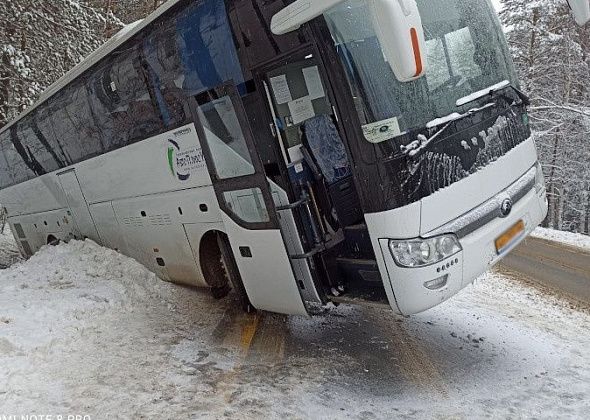 На Серовском тракте автобус из Краснотурьинска сбил пешехода и слетел в кювет