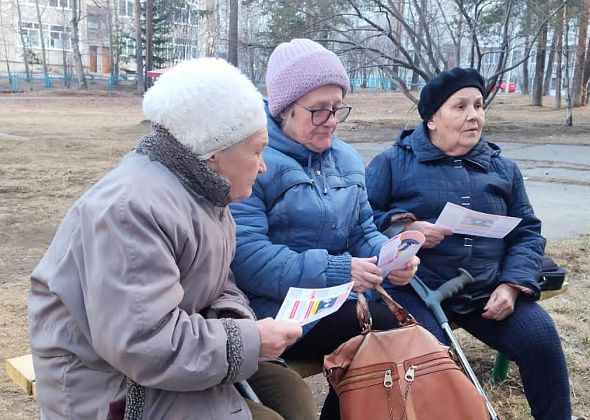 Полицейские раздавали пожилым краснотурьинцам памятки «Осторожно, мошенники!»