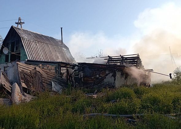 Утром горел бесхозный дом на Руднике 