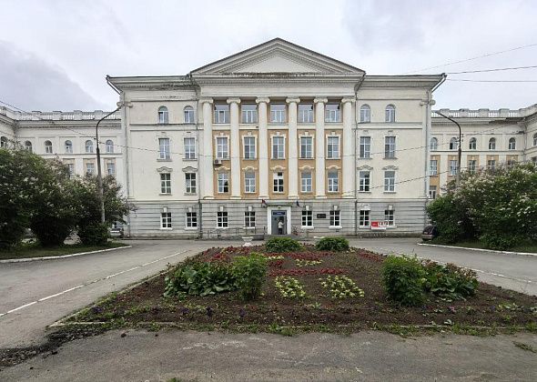 Юные натуралисты украсили территорию у больницы