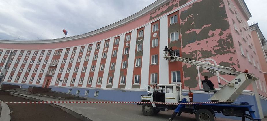 “Лицо” главного здания Краснотурьинска перекрашивают