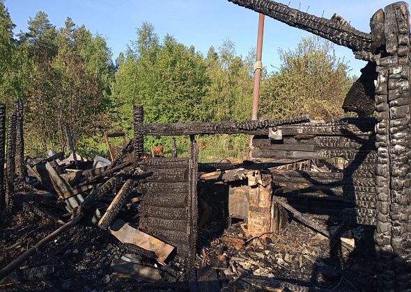 В одном пожаре пострадали три бани. Огонь двигался по забору