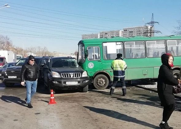 Почти миллион взыскивают с горожанина. Он протаранил две «Тойоты Ленд Крузер» в Екатеринбурге