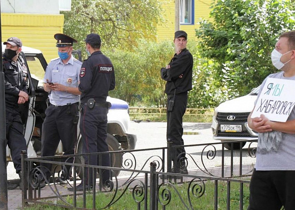 Серовчане вышли к мэрии с плакатами о Хабаровске – покормить голубей
