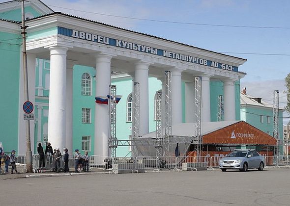 Ко дню Металлурга уже смонтировали сцену