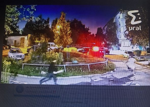 Молодой человек взорвал петарду перед людьми, а потом бегал по двору и кричал странное