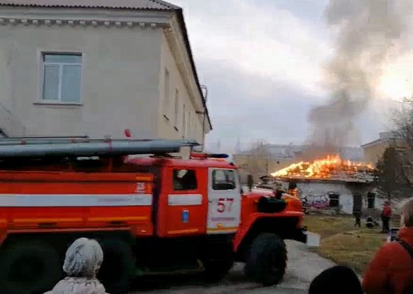 Возле женской консультации вспыхнула «заброшка»