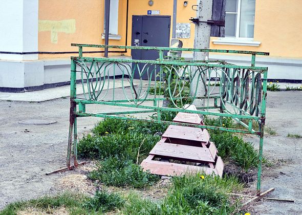 У жительницы дома по улице Металлургов опасение вызывает...  отверстие во дворе