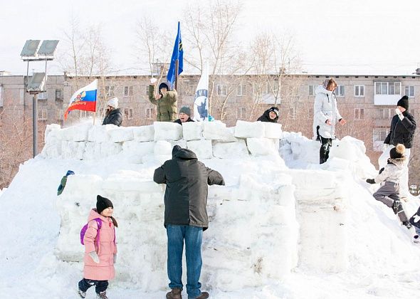 Православные отметили Прощеное воскресенье фехтованием, захватом крепости, чаепитием