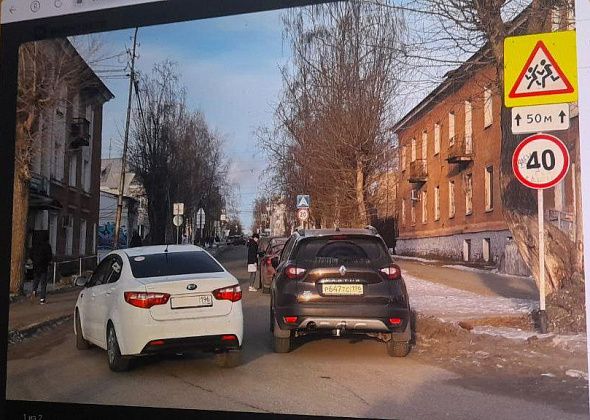 Краснотурьинец пожаловался, что припаркованные у медколледжа машины мешают движению