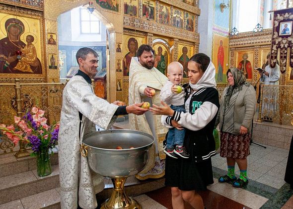 В соборе освятили яблоки и отпраздновали Преображение