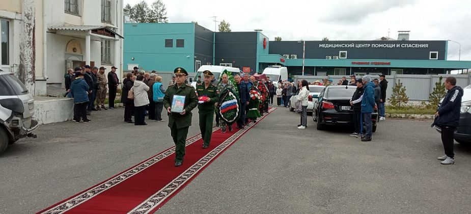 В Краснотурьинске простились с участником СВО Михаилом Домрачевым