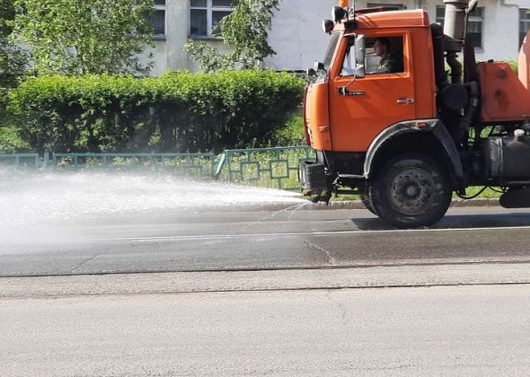 Начали поливать дороги, воду берут из Турьи