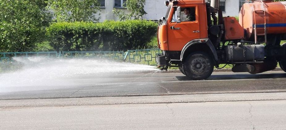 Начали поливать дороги, воду берут из Турьи