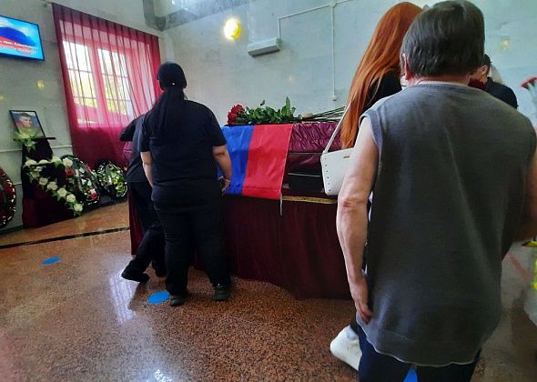 «Он был рубахой-парнем». Похоронили погибшего на СВО 36-летнего Ивана Томшина