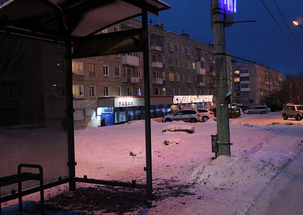 На остановке в Заречном районе разбили стекло. Снова