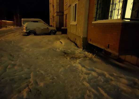 В восточной части Краснотурьинска с балкона выпала женщина