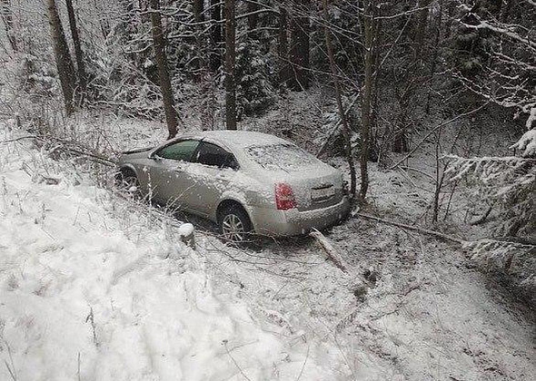 Заснеженное утро обернулось серией аварий. В ДТП пострадала женщина